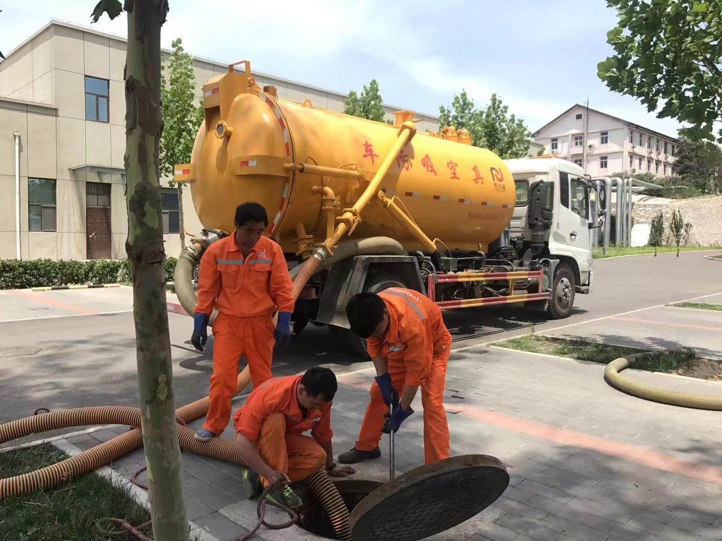 石龙镇化粪池清理与5-8吨吸粪车施工效率分析